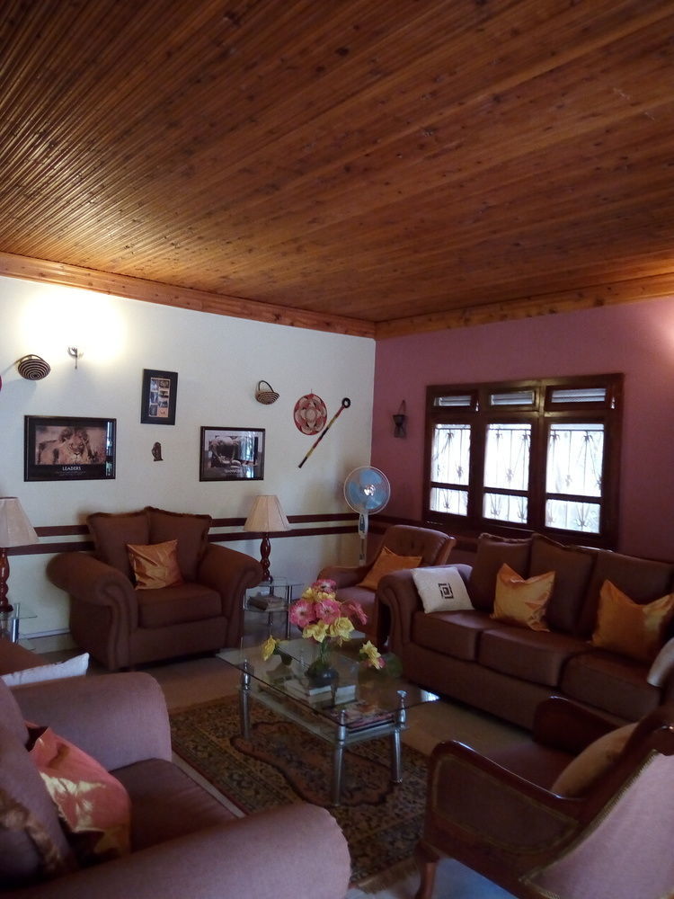 J Residence Motel เอนเทบเบ้ ภายนอก รูปภาพ